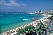 Blick vom Hotel Carlton auf die Bucht von Cannes und die Croisette (©Fotos: Intercontinental Hotels Group)